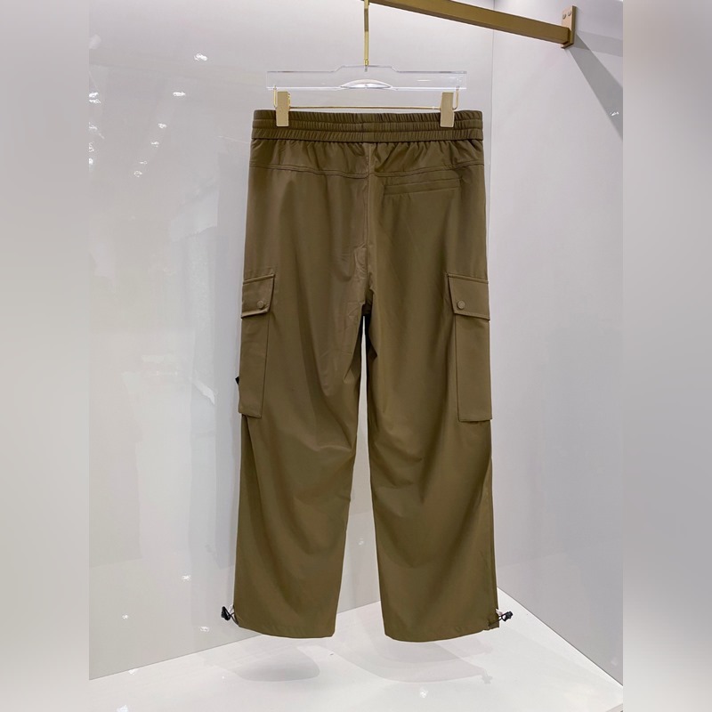 口Moncler 2026束腳休閑時尚褲，作為當代潮流與舒適的完美結合，正逐漸