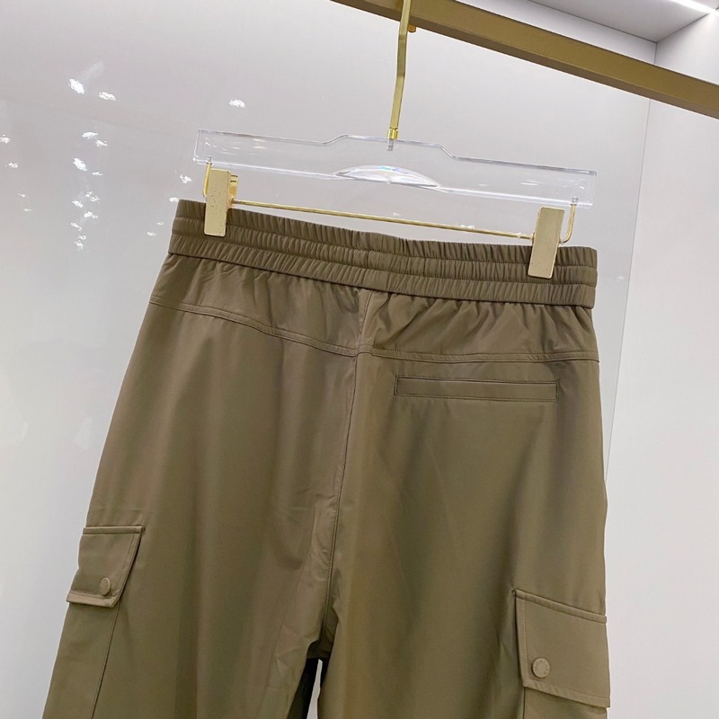 口Moncler 2026束腳休閑時尚褲，作為當代潮流與舒適的完美結合，正逐漸