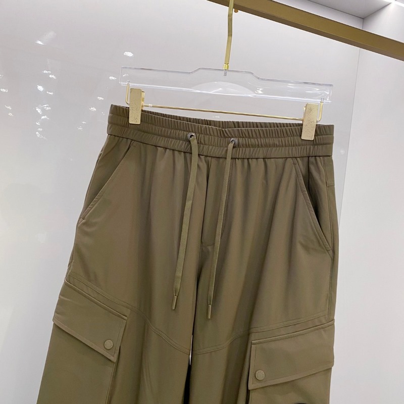 口Moncler 2026束腳休閑時尚褲，作為當代潮流與舒適的完美結合，正逐漸