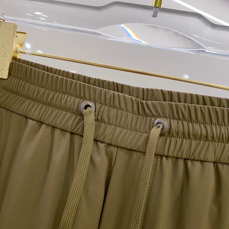 口Moncler 2026束腳休閑時尚褲，作為當代潮流與舒適的完美結合，正逐漸