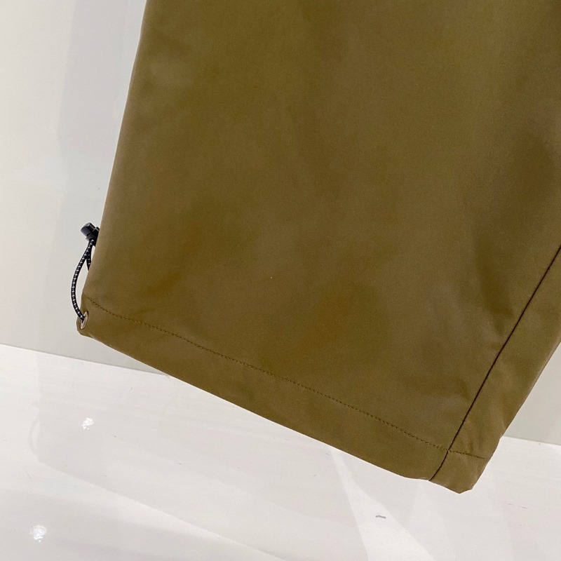 口Moncler 2026束腳休閑時尚褲，作為當代潮流與舒適的完美結合，正逐漸