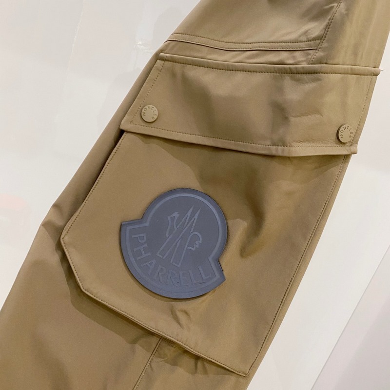 口Moncler 2026束腳休閑時尚褲，作為當代潮流與舒適的完美結合，正逐漸