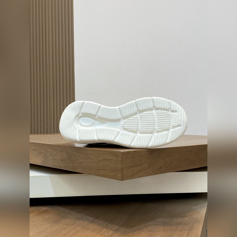 Moncler，蒙口男士休閑運(yùn)動(dòng)鞋，具有舒適防滑性能，采用一體成型進(jìn)口飛織科技面