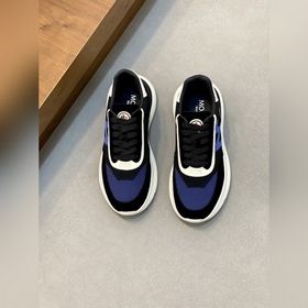 Moncler，蒙口男士休閑運動鞋，具有舒適防滑性能，采用一體成型進口飛織科技面