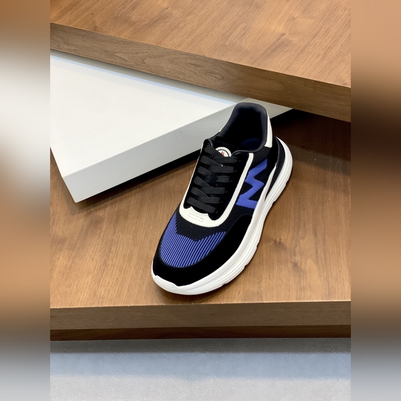 Moncler，蒙口男士休閑運(yùn)動(dòng)鞋，具有舒適防滑性能，采用一體成型進(jìn)口飛織科技面