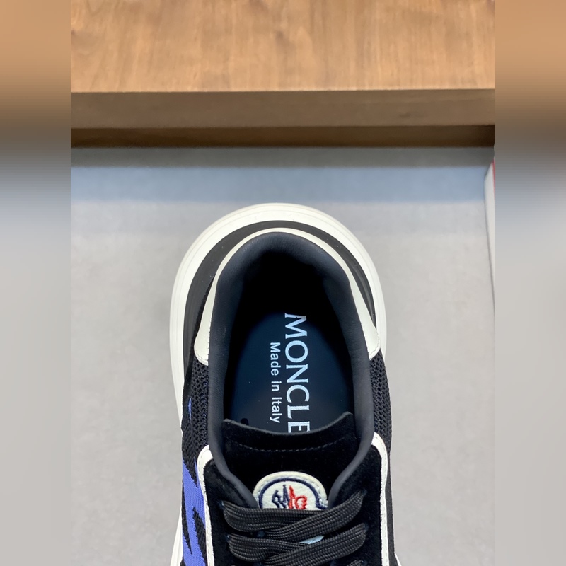 Moncler，蒙口男士休閑運(yùn)動(dòng)鞋，具有舒適防滑性能，采用一體成型進(jìn)口飛織科技面