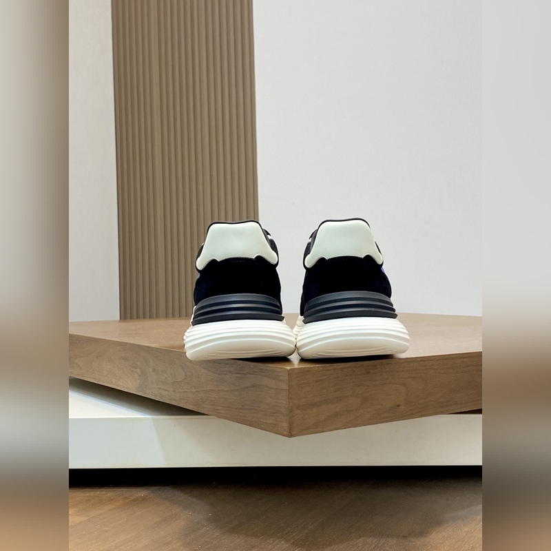 Moncler，蒙口男士休閑運(yùn)動(dòng)鞋，具有舒適防滑性能，采用一體成型進(jìn)口飛織科技面