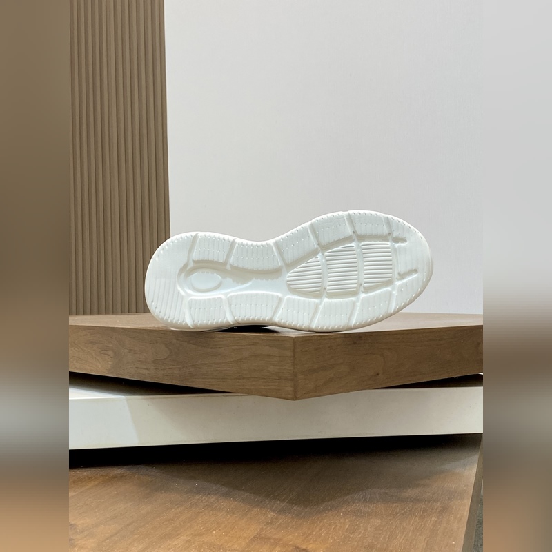 Moncler，蒙口男士休閑運(yùn)動(dòng)鞋，具有舒適防滑性能，采用一體成型進(jìn)口飛織科技面