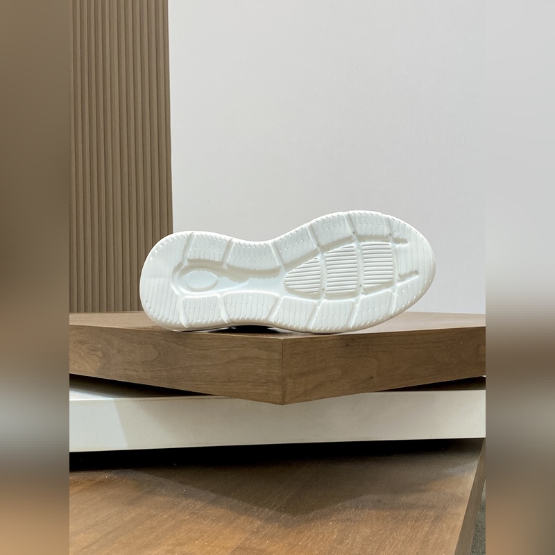 Moncler，蒙口男士休閑運動鞋，具有舒適防滑性能，采用一體成型進口飛織科技面