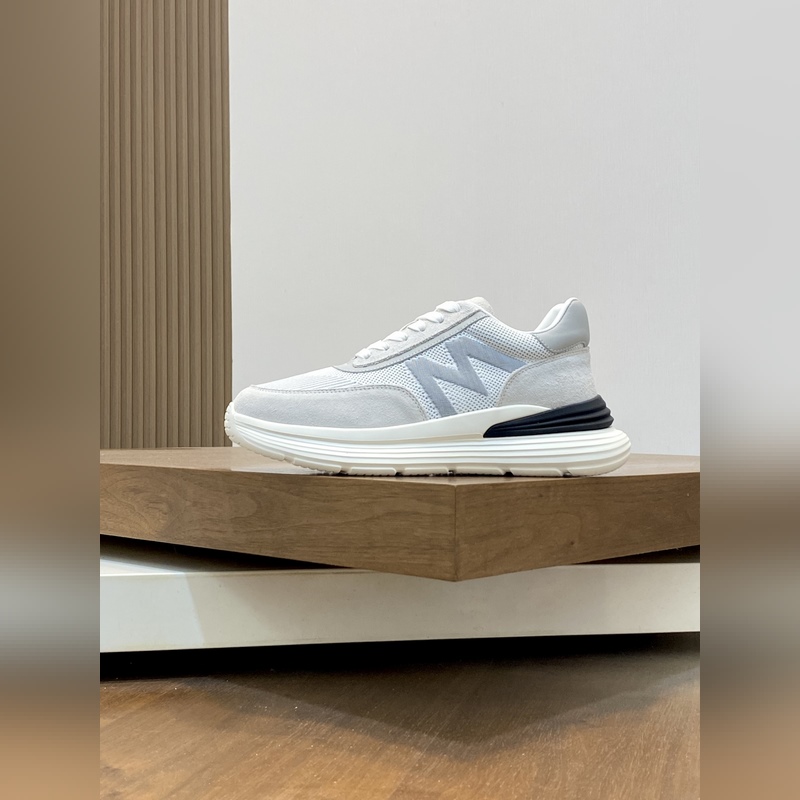 Moncler，蒙口男士休閑運動鞋，具有舒適防滑性能，采用一體成型進口飛織科技面