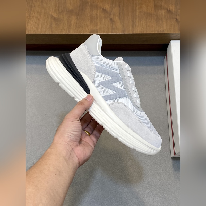 Moncler，蒙口男士休閑運動鞋，具有舒適防滑性能，采用一體成型進口飛織科技面
