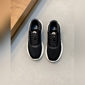 Moncler，蒙口男士休閑運動鞋，具有舒適防滑性能，采用一體成型進口飛織科技面
