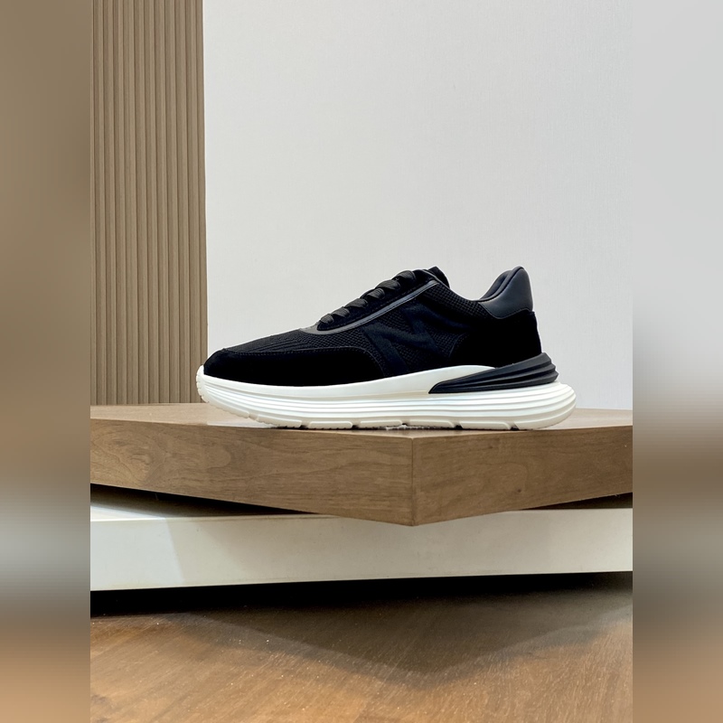 Moncler，蒙口男士休閑運動鞋，具有舒適防滑性能，采用一體成型進口飛織科技面