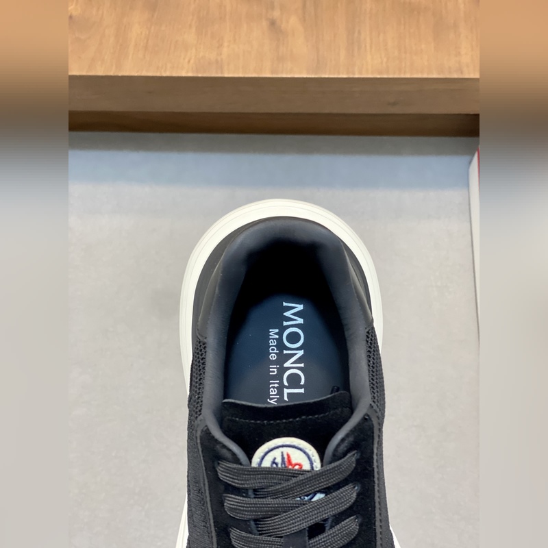 Moncler，蒙口男士休閑運動鞋，具有舒適防滑性能，采用一體成型進口飛織科技面