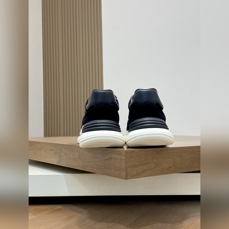 Moncler，蒙口男士休閑運動鞋，具有舒適防滑性能，采用一體成型進口飛織科技面