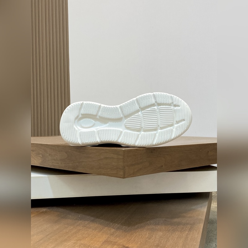 Moncler，蒙口男士休閑運動鞋，具有舒適防滑性能，采用一體成型進口飛織科技面