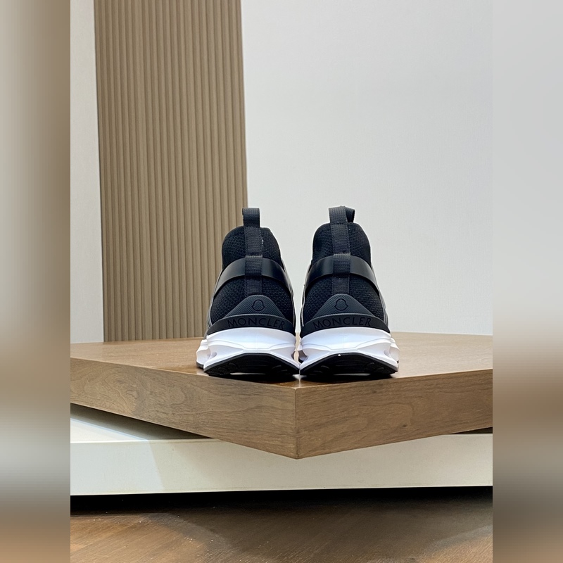 Moncler，蒙口男士休閑運動鞋，具有舒適防滑性能，采用一體成型進口飛織科技面