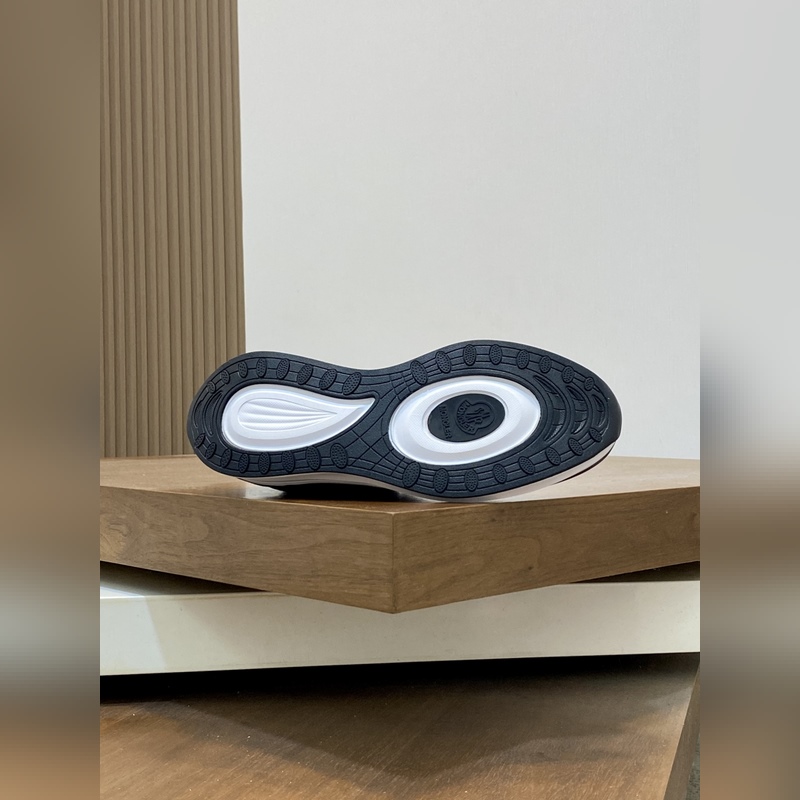 Moncler，蒙口男士休閑運動鞋，具有舒適防滑性能，采用一體成型進口飛織科技面