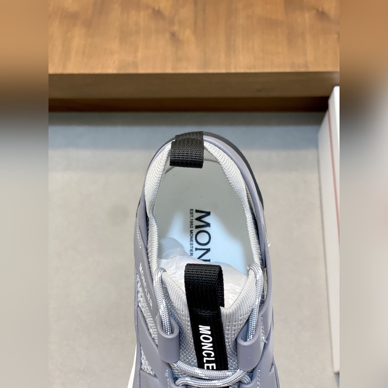 Moncler，蒙口男士休閑運(yùn)動(dòng)鞋，具有舒適防滑性能，采用一體成型進(jìn)口飛織科技面