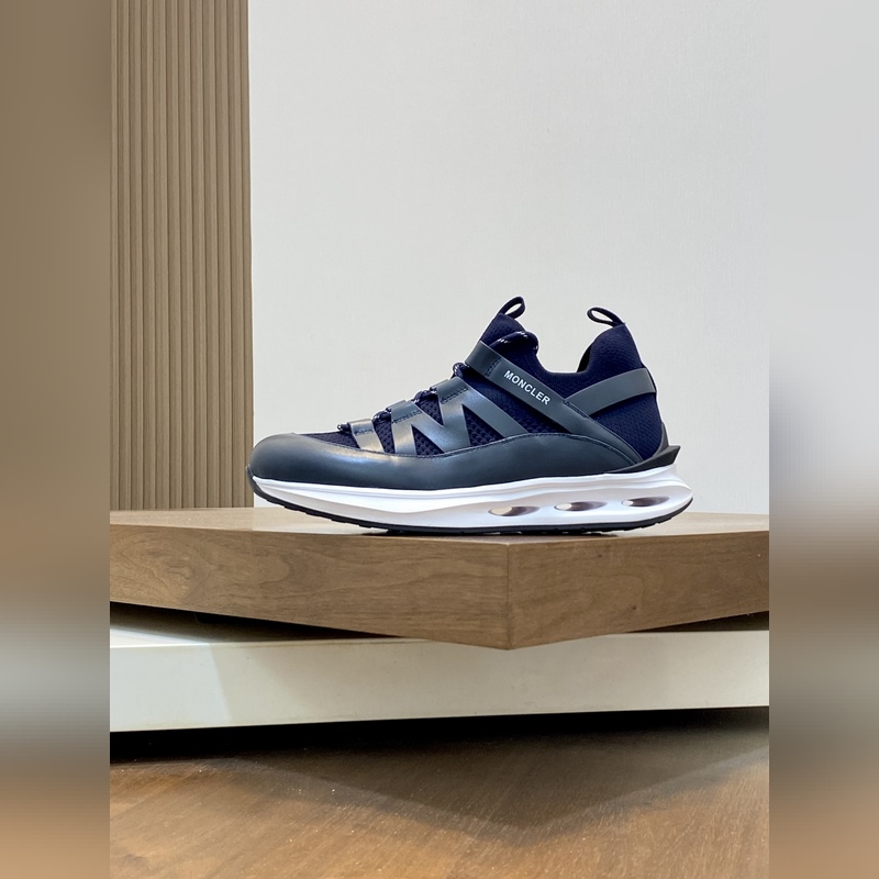 Moncler，蒙口男士休閑運動鞋，具有舒適防滑性能，采用一體成型進口飛織科技面