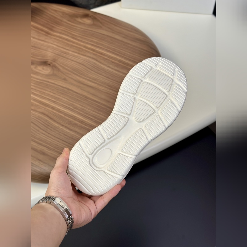 Moncler蒙口 男鞋運動鞋，進口牛皮面、氯丁橡膠 各種材質拼接打造，鞋面采用