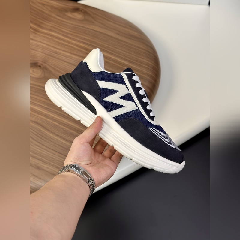 Moncler蒙口 男鞋運(yùn)動鞋，進(jìn)口牛皮面、氯丁橡膠 各種材質(zhì)拼接打造，鞋面采用