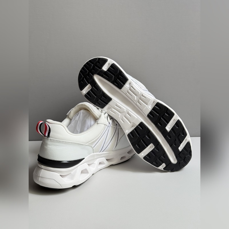 Moncler蒙口 男鞋運動鞋，進口牛皮面、氯丁橡膠 各種材質拼接打造，鞋面采用