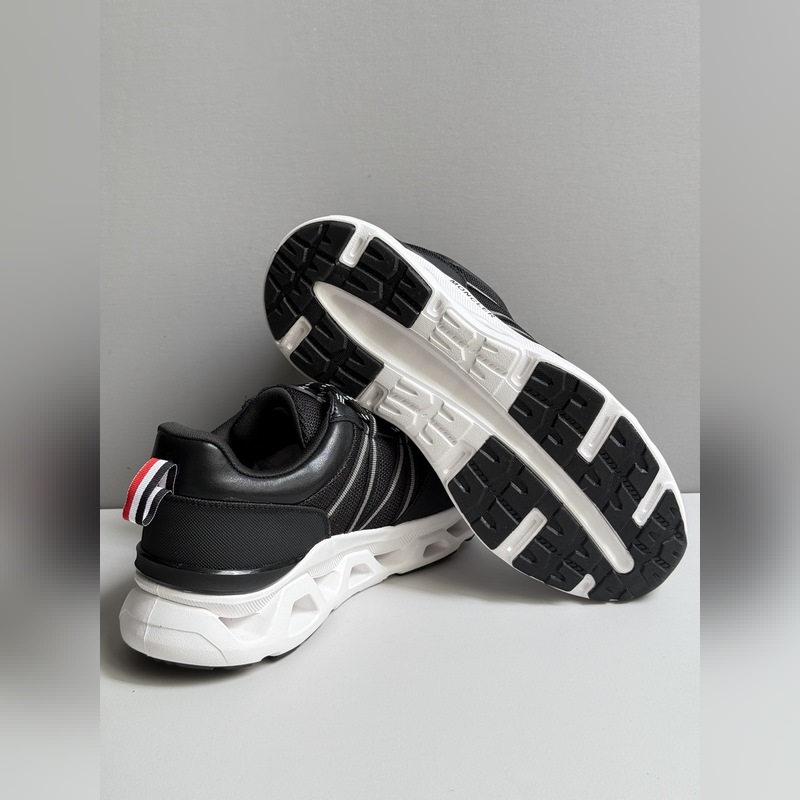 Moncler蒙口 男鞋運動鞋，進口牛皮面、氯丁橡膠 各種材質拼接打造，鞋面采用