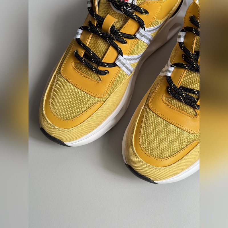 Moncler蒙口 男鞋運動鞋，進口牛皮面、氯丁橡膠 各種材質拼接打造，鞋面采用