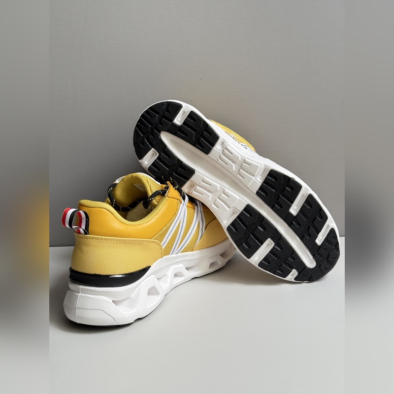 Moncler蒙口 男鞋運動鞋，進口牛皮面、氯丁橡膠 各種材質拼接打造，鞋面采用