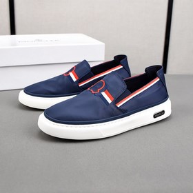 Moncler [蒙口]透氣小布鞋，鞋面采用舒適透氣布料，超輕軟橡膠大底。男款3