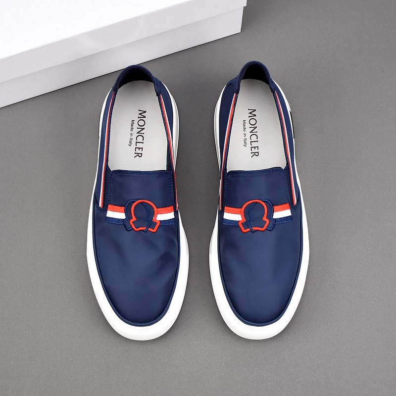 Moncler [蒙口]透氣小布鞋，鞋面采用舒適透氣布料，超輕軟橡膠大底。男款3