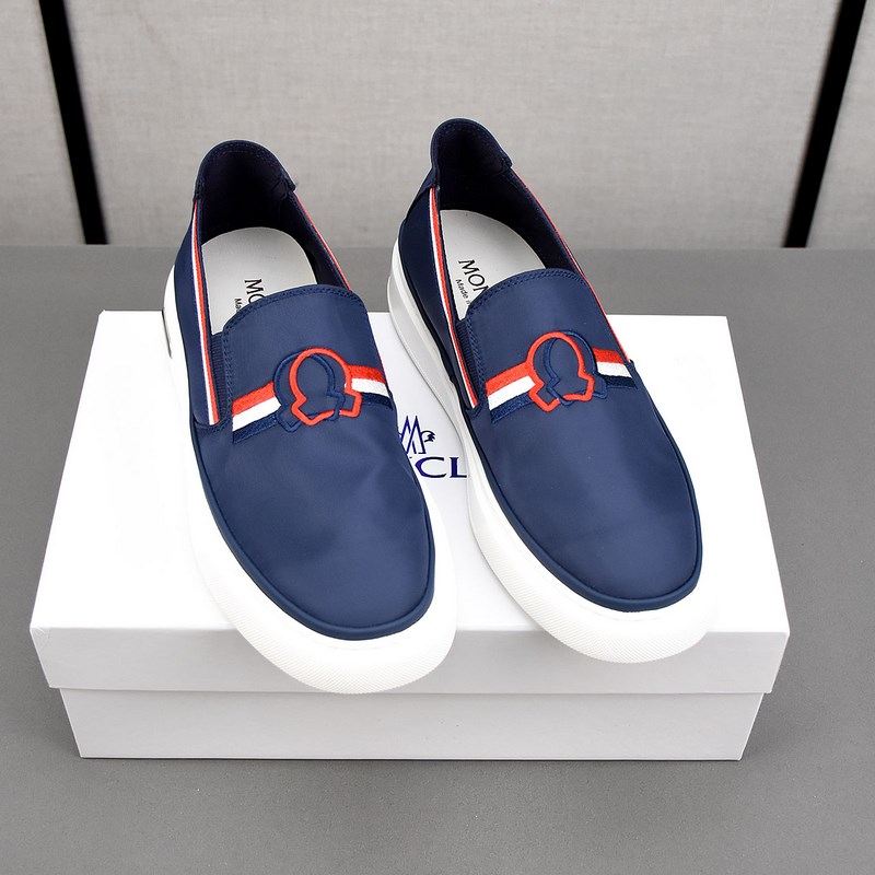 Moncler [蒙口]透氣小布鞋，鞋面采用舒適透氣布料，超輕軟橡膠大底。男款3