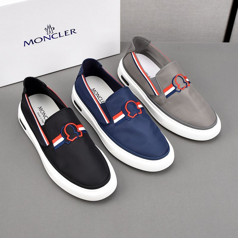 Moncler [蒙口]透氣小布鞋，鞋面采用舒適透氣布料，超輕軟橡膠大底。男款3