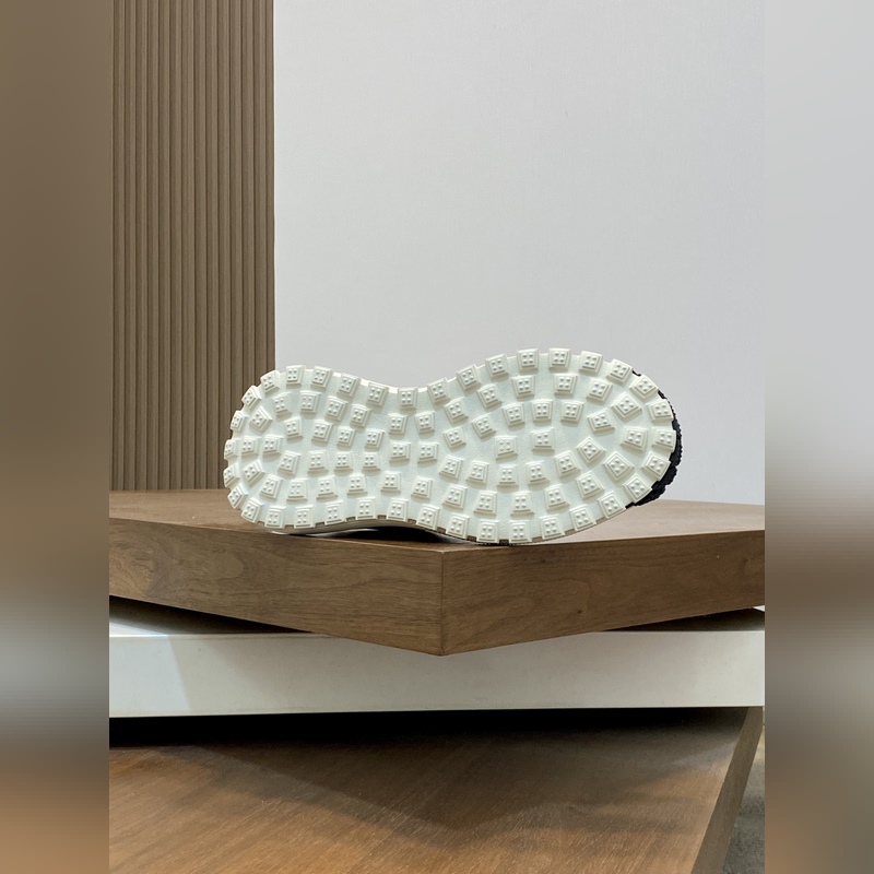 Moncler蒙口 男鞋運動鞋，進口透氣網面、氯丁橡膠 各種材質拼接打造，鞋面采