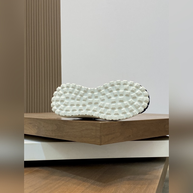 Moncler蒙口 男鞋運動鞋，進口透氣網(wǎng)面、氯丁橡膠 各種材質(zhì)拼接打造，鞋面采