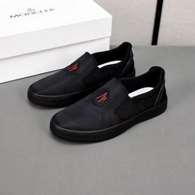 Moncler [蒙口]透氣小布鞋，鞋面采用舒適透氣布料，超輕軟橡膠大底。男款3