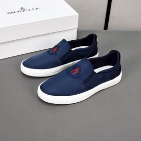 Moncler [蒙口]透氣小布鞋，鞋面采用舒適透氣布料，超輕軟橡膠大底。男款3