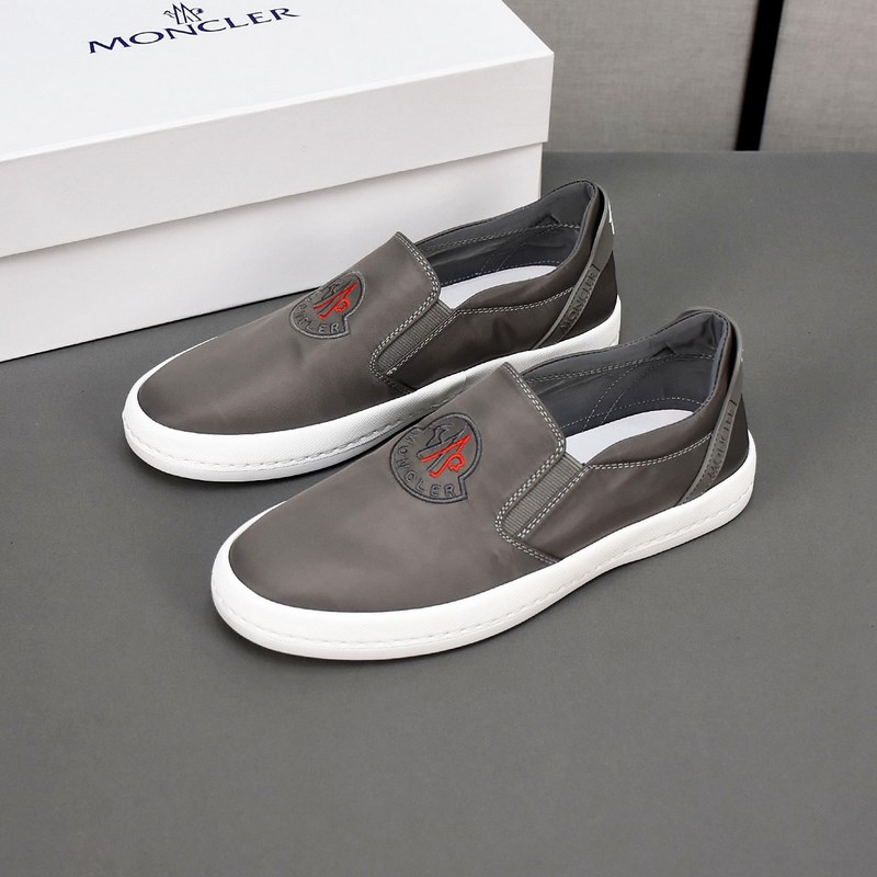 Moncler [蒙口]透氣小布鞋，鞋面采用舒適透氣布料，超輕軟橡膠大底。男款3