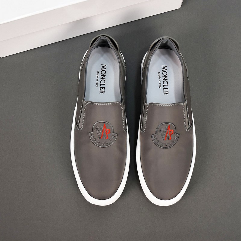 Moncler [蒙口]透氣小布鞋，鞋面采用舒適透氣布料，超輕軟橡膠大底。男款3