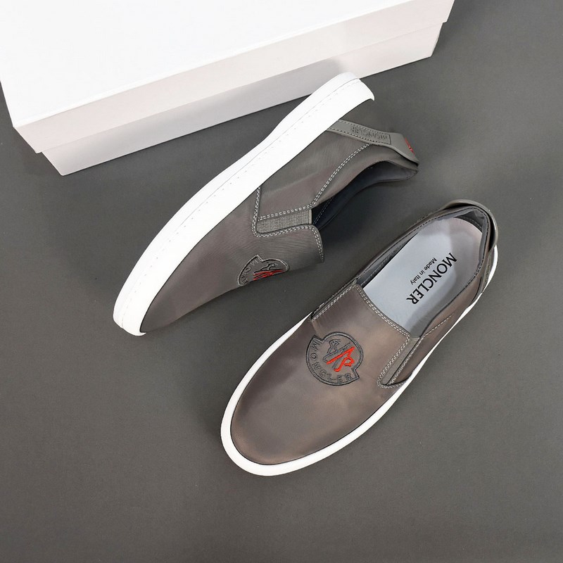 Moncler [蒙口]透氣小布鞋，鞋面采用舒適透氣布料，超輕軟橡膠大底。男款3