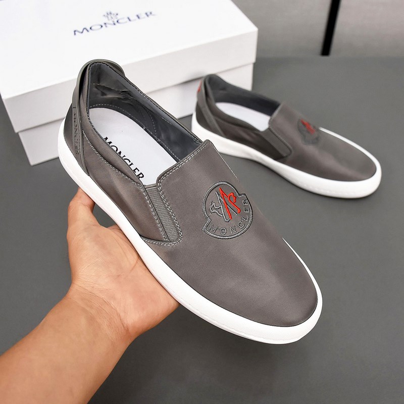 Moncler [蒙口]透氣小布鞋，鞋面采用舒適透氣布料，超輕軟橡膠大底。男款3