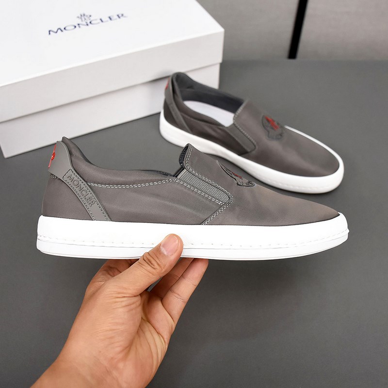 Moncler [蒙口]透氣小布鞋，鞋面采用舒適透氣布料，超輕軟橡膠大底。男款3
