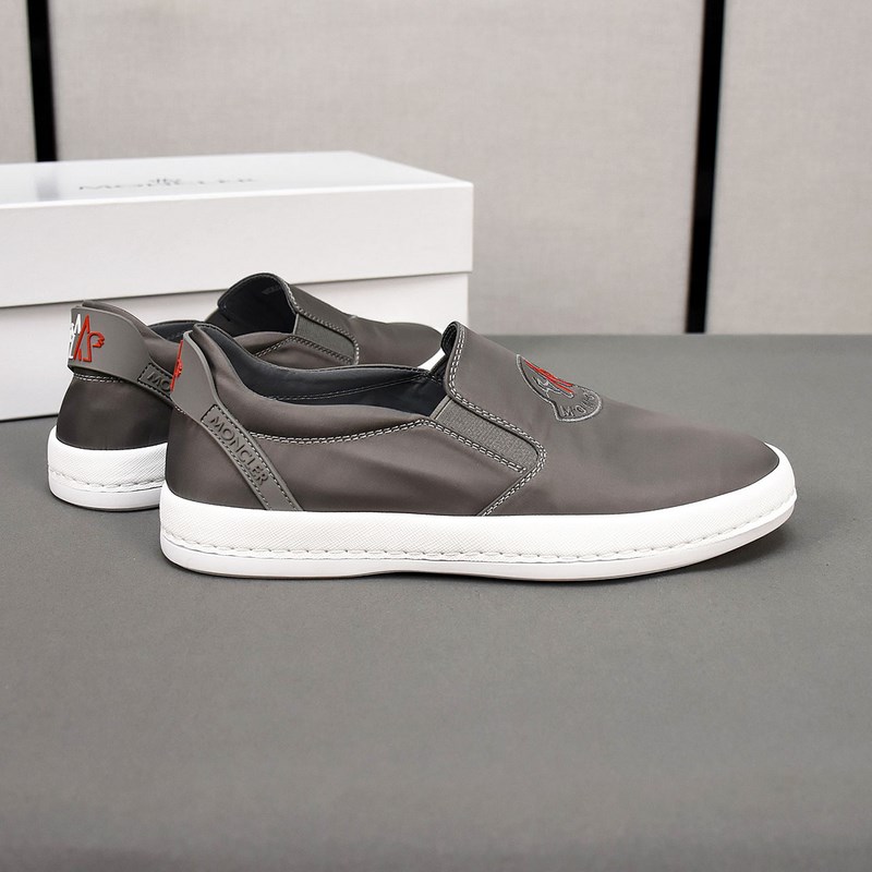 Moncler [蒙口]透氣小布鞋，鞋面采用舒適透氣布料，超輕軟橡膠大底。男款3