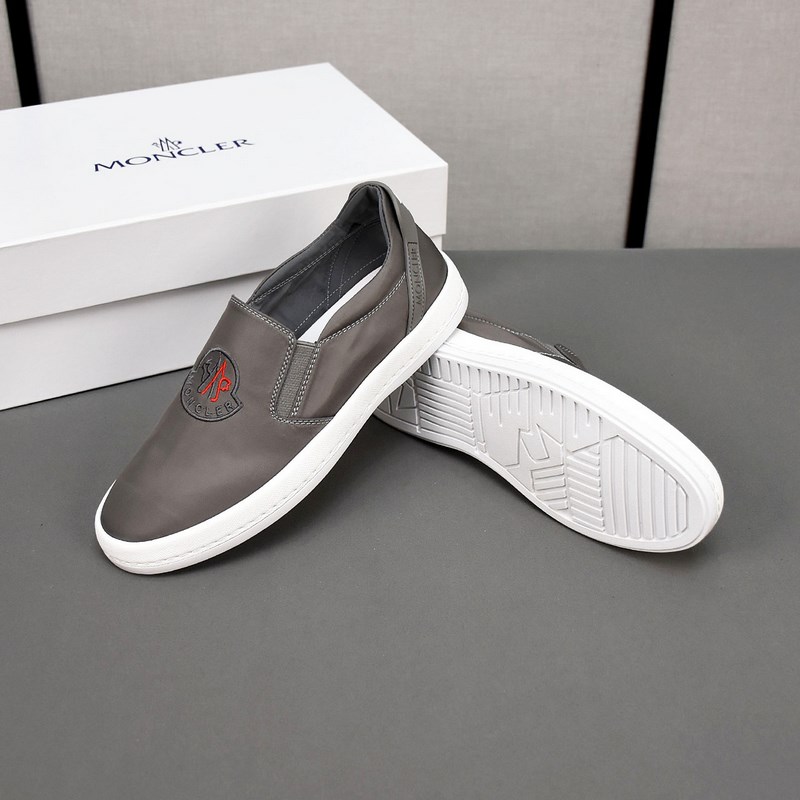 Moncler [蒙口]透氣小布鞋，鞋面采用舒適透氣布料，超輕軟橡膠大底。男款3