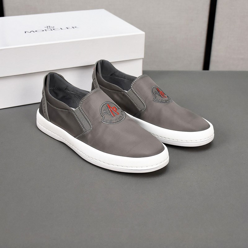 Moncler [蒙口]透氣小布鞋，鞋面采用舒適透氣布料，超輕軟橡膠大底。男款3