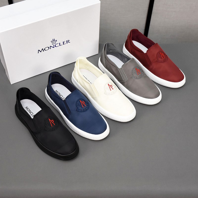 Moncler [蒙口]透氣小布鞋，鞋面采用舒適透氣布料，超輕軟橡膠大底。男款3