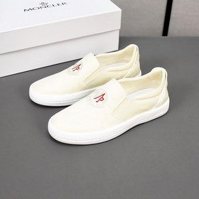 Moncler [蒙口]透氣小布鞋，鞋面采用舒適透氣布料，超輕軟橡膠大底。男款3