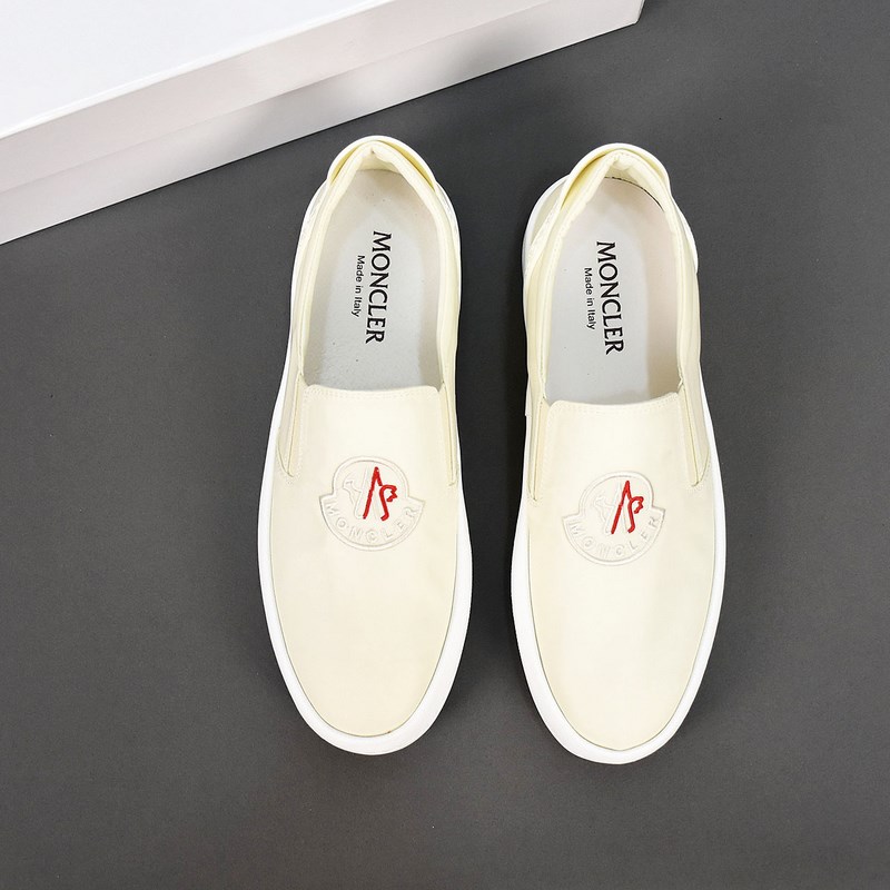 Moncler [蒙口]透氣小布鞋，鞋面采用舒適透氣布料，超輕軟橡膠大底。男款3