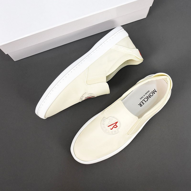 Moncler [蒙口]透氣小布鞋，鞋面采用舒適透氣布料，超輕軟橡膠大底。男款3